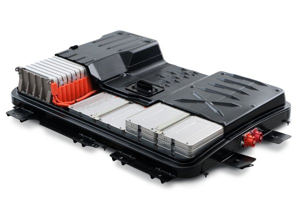 Една батерия с високо напрежение губи средно 2% от капацитета си всяка година, тоест ще загуби 20% за 10 години. Съответно, резервът на мощност намалява пропорционално. Ресурсът на батерията се оценява на 15&ndash;20 години в зависимост от условията на експлоатация. 
Батерията понася студа по-лесно, отколкото топлината, и не обича &bdquo;зареждането докрай&ldquo; - най-добре е около 90%. Поддръжката е ограничена до проверка на окабеляването, порта за зареждане, електрониката и диагностиката. Състоянието на батерията може да се оцени &bdquo;на око&ldquo; според скалата на SoH (здравословно състояние) на таблото. Въпреки това, е по-добре да се използвате софтуера Leaf Spy. 