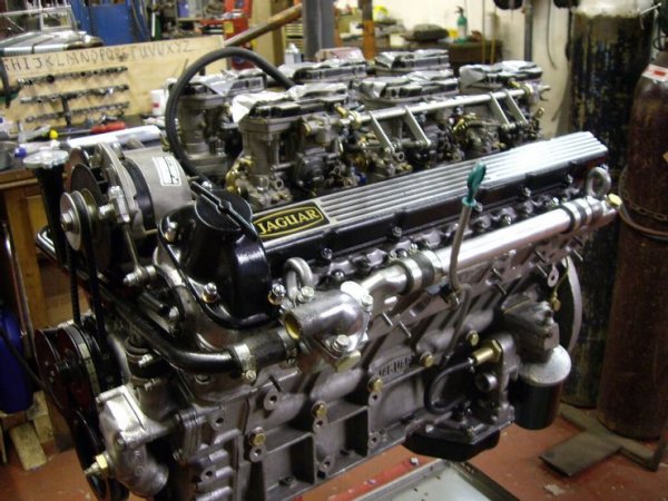 Двигателите Jaguar V12 се използват в различни модели от 1971 до 1997 година Най-вълнуващият от тях е точно в средата на този период с модел XJR-15. А ако сте фен на Jaguar, вероятно знаете легендата за този автомобил.

В неговата основата е XJR-8, която е направена за състезания. От нея са произведени едва 53 бройки, като те получават 6,0-литров V12, който развива 450 конски сили. Това не изглежда много, още повече че турбомоторът V6 XJ220 е със същата мощност. Агрегатът предлага впечатляваща динамика и създава уникално усещане.