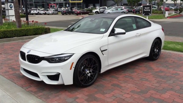 Белият цвят се смята за най-евтиния, включително защото е основен за много от производителите, тоест не е нужно да плащате допълнително за него. Но в същото време бялото е лесно за грижи, тъй като петната от прах и вода не са толкова забележими колкото при черното. Освен това, бялата кола не се нагрява толкова бързо на слънце, което означава, че през лятото ще ни бъде малко по-удобно, отколкото в същия автомобил, но черен. И все пак мръсотията под колелата ще бъде по-видима върху бялото тяло, отколкото върху други цветове. Същото важи и за петната от ръжда.