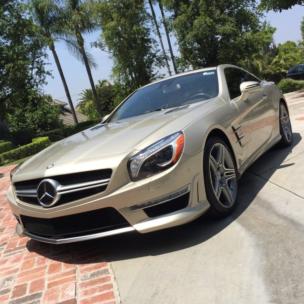 Нито един производител няма да нарече този цвят „прашен“, но пък търсенето му е голямо. Затова и се появяват цветове като „Звезден прах“, „Златен пясък“, „Шампанско“, „Пепеляво-сиво“ и други подобни вариации. Тези цветове са наистина перфектни, тъй като по тях не се виждат петна от прах и вода, могат да се мият лесно и без никакво полиране изглеждат като нови. Пръските мръсотия не са толкова видими, колкото върху бялото,а следите от драскотини, стърготини и ръжда не са стряскащи. На слънце тези автомобили се нагряват повече от белите, но пък са по-удобни от черните.