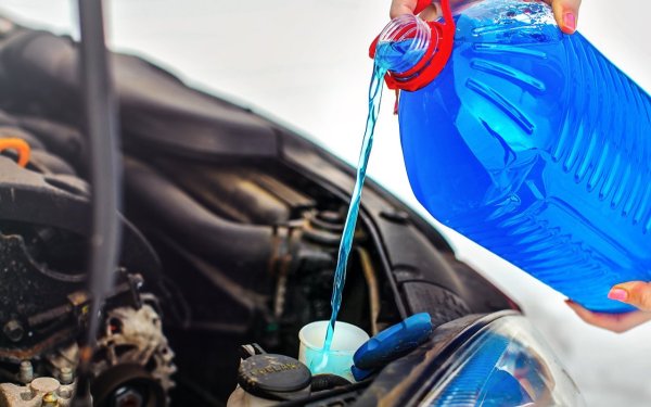 Необходима е сезонна смяна в зависимост от външната температура. Причината е, че през зимата течността за миене през лятото ще загуби своята течливост и ще замръзне. А зимната течност ще съсипе пътуването ви през лятото с остра миризма, осебено ако е изопропилов алкохол. Така че е необходима промяна.
