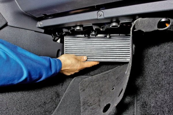 Трябва да се сменя всяка година, за да се предотврати натрупването на бактерии. Това може да се прави и въз основа на пробега - обикновено на 15 000-20 000 км. Срокът на експлоатация се влияе както от реагентите, така и от състава на охлаждащите течности.
