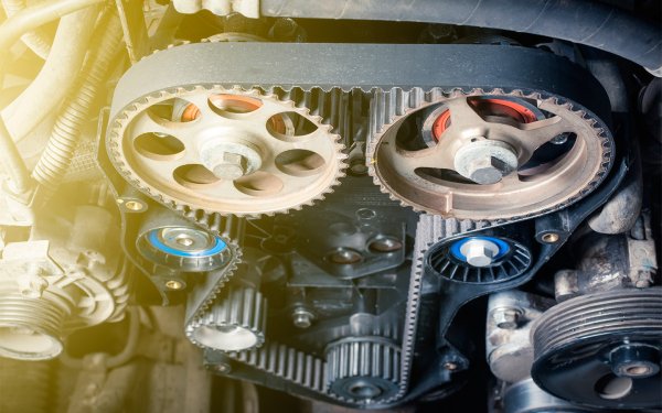 Ангренажните ремъци трябва да се сменят според инструкциите на производителя, а при по-малък пробег - поне веднъж на всеки 5 години, тъй като гумата старее дори когато не работи. Най-добре е смяната да става според състоянието на ремъка.
