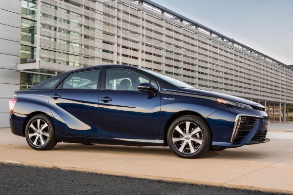 Серийната Toyota Mirai