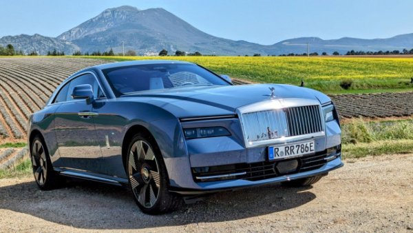 Докато за почти всички други производители 2024 е донесла явен спад в продажбите на електромобили, при BMW те растат с 13% спрямо 2023 и достигат 426,594 бройки. Това е почти 17.5% от общите продажби на групата. 
Най-висок дял на електромобилите има в гамата на Rolls-Royce - цели 32%, благодарение на 1890 регистрации на новия електрически Spectre. 
