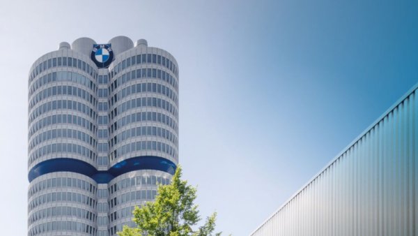 Нетната печалба на BMW Group e 7.68 милиарда евро, с около 37% по-ниска от миналогодишната, която бе най-високата в цялата история на компанията. Доходността на акция е 11.62 евро. Така актуалната цена на акциите на BMW е равна на доходността на акция за 6.9 години. За сравнение при Tesla съотношението е 117 години. 
BMW предлага изплащането на дивидент по 4.30 евро на акция. 
