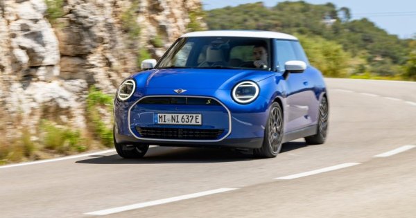 Средните емисии на гамата на BMW в Европа са били рекордно ниски през 2024 година - 99.5 грама въглероден диоксид на километър, с над 30 грама под изискванията на ЕС. 
Най-големият пазар за електромобилите на BMW е Китай, с над 100,000 регистрации. 

