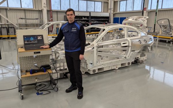 Прогнозата на BMW за 2025 показва същите приходи като през 2024, но при по-ниски разходи и по-висока печалба. На фона на масовите съкращения в европейската автомобилна индустрия, BMW увеличава броя на служителите си - с над 4000 души за миналата година, до общо 159,104.
