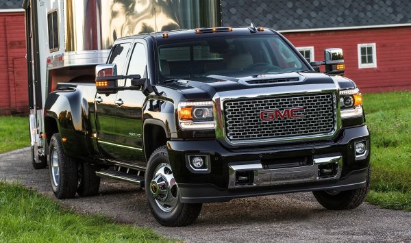 Най-продуктивните версии на Duramax развиват 550 к.с. и 1424 Нм - истинско чудовище! Но "американецът" е известен не само със своята мощ и сцепление. Двигателят има спокоен и плавен характер - лесно понася дълги натоварвания, продължителен празен ход, сурова зима и горещо лято.

Що се отнася до ресурса, 500 000-600 000 км изобщо не са границата за него. При правилна грижа и висококачествено гориво двигателят издържа дълго време и не изисква чести намеси. Типичните проблеми включват филтри за твърди частици и EGR клапани, ако има такива. Горивната система на Bosch като цяло е надеждна, но изисква внимание към качеството на дизела. Турбината е упорита и способна да издържи под 300 000 км.