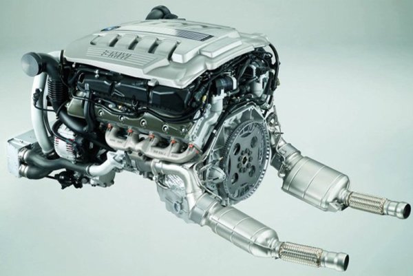 В края на 1990-те години BMW произвежда първия масово произвеждан дизелов V8 в историята си. Работният обем първоначално беше 3,9 литра, а след това се увеличи до 4,4 литра. А двигателят също беше оборудван с две турбини и алуминиеви блокови глави - по време на дебюта на M67 беше в челните редици на технологиите. В същото време надеждността на агрегата също се оказа на високо ниво - при правилна поддръжка той лесно може да издържи 350 000-400 000 км без сериозни намеси.