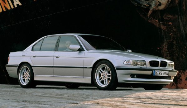 M67 няма огромни проблеми с прегряване или захващане, той се справя добре с висок въртящ момент дори по време на активна работа и понася добре натоварванията на магистралата. В същото време рядко проявява капризи. И това е добре, тъй като днес е трудно да се намери сервиз, който да е готов да поеме ремонта на двигателя, който беше инсталиран само на BMW 7-Series. Важно е да наблюдавате горивното оборудване, с възрастта охлаждането и EGR може да напомнят за себе си.