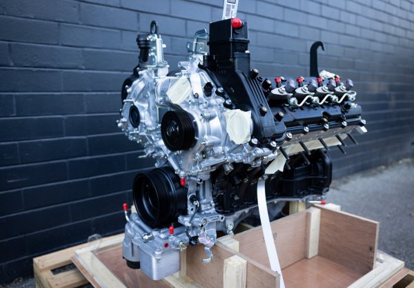 Toyota 1VD-FTV е водещият дизелов двигател на марката, специално създаден за Land Cruiser 200 и "безсмъртната" серия 70. Това е двигател с чугунен цилиндров блок и затворена охлаждаща риза, алуминиеви глави с хидравлични компенсатори, горивна система Common Rail от Denso и комбинирано задвижване на времето. В зависимост от версията може да има една или две турбини. В същото време дори битурбо версията не се счита за проблематична. Всичко е обмислено до най-малкия детайл, така че двигателят да работи дълго време при всякакъв климат.