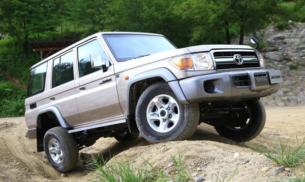 Разбира се, дизелът на Toyota има слабости. При голям пробег маслото може да започне да изтича през предното уплътнение на коляновия вал. Също така не е необичайно вакуумната помпа да се повреди и въглеродните отлагания да се натрупват в EGR системата с течение на времето, което се отразява на потока и мощността. Друг момент е горивното оборудване Denso, което, въпреки че се счита за надеждно, е много чувствително към качеството на дизела.

На практика 1VD-FTV има всички шансове да изкара милион километра. Най-малко 500 000 км с адекватна поддръжка и тиха работа определено са постижими. Тайната е във висококачествените материали, ниското термично и механично напрежение, както и в липсата на прекомерно усилване. Най-мощната версия развива само 286 к.с. с работен обем от 4,5 литра.
