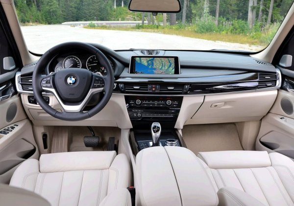 Всички двигатели са оборудвани с хидравлична автоматична скоростна кутия ZF 8HP (в пет модификации). Ресурсът е под 300 000 км., като изисква честа смяна на втулки и семеринги, както и масло - при живеене в града е препоръчително да се сменя на всеки 25 000-30 000 км.

Електрониката е много надеждна. Освен въздушните пружини и електрическото задвижване на ръчната спирачка, X5 практически няма системни повреди. Рамените на предното окачване са слаби.
