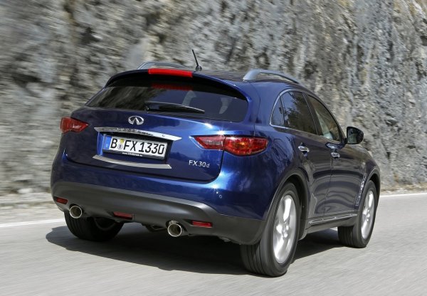 Над половината коли са с атмосферниия двигател 3.7 (333 к.с.). Той е много надежден, а недостатъкът му е високата консумация на масло. Ангренажната верига минава 250 000 км, докато ресурсът на двигателя е по-голям, въпреки че е алуминиев.

Големият V8 5.0 (400 или 420 к.с.) е рядък, като освен висок разход той гарантина и по-високи данъци. Моторът страда от прегряване - с протриване и разрушаване на гарнитурата на главата на цилиндъра. Ангренажната верига също се разтяга бързо. И също така &bdquo;яде&ldquo; много масло.
