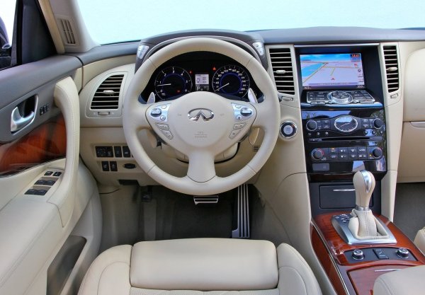 Дизелът 3.0 (238 к.с.) не е особено несполучлив и е изключително скъп. Ремонтите често започваат при около 100 000 км - със смяна на бутални пръстени или маслена помпа, EGR клапан или междинен охладител. Веригата на синхронизатора също изкарва под 150 000 евро, така че покупката на тази версия е много рискована.

Всички двигатели са комбинирани със седемстепенна хидравлична автоматична скоростна кутия Jatco JR710E/JR711E.Тя има някои проблеми с електрониката, но хардуерно устройството е от неразрушимите. Като цяло това Infiniti има добра надеждност. 
