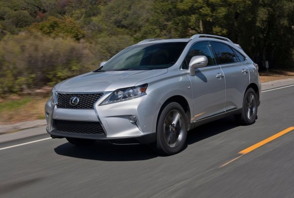 Дължина - 4770 мм, просвет - 180 мм, обем на багажника - 496 литра.

Базовата версия 4x2 с двигател 2.7 се нарича RX270. С двигател V6 3.5 - RX350, а хибридът - RX450h. Цените започват от около 20 000 евро, но екземплярите с пробег до 100 000 кв струват 2 пъти повече.
