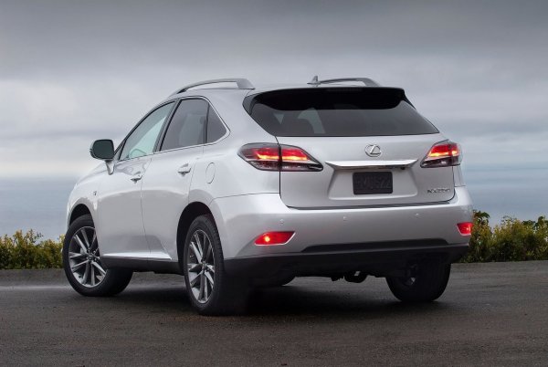 Дизеловите двигатели няма. Атмосферните 2.7 (188 к.с.) и 3.5 (277 к.с.) с разпределено впръскване на Toyota са добре познати от Highlander и Camry. Това са много надеждни агрегати с експлоатационен живот над 300 000 км. Слабостите им включват водни помпи, а при 3.5 V6 - и бобини за запалване.

Хибридът използва модифициран двигател 3.5 (249 к.с.). Веригата е паралелна - електродвигателите помагат на двигателя с вътрешно горене в определени режими, d  всичко се управлява електронно. Безстепенната трансмисия E‑СVT е базирана на планетарна скоростна кутия.
