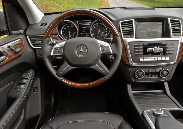 Дизелът 3.0 (240, 249 или 258 к.с.) има най-добрата репутация, въпреки задръстването на вихровите клапи и инжекторите, които не подлежат на ремонт. До 150 000 км понякога моторът не се разваля, въпреки че системата за впръскване на течност AdBlue редовно се измъчва. По-малкият дизел 2.1 (204 к.с.) също не е лош, но е по-сложен и капризен, а ресурсът му е по-нисък.

Под името 7G-Tronic се крие масовата хидравлична автоматична скоростна кутия Mercedes 722.9 - отличен агрегат с ресурс до 200 000 км.

Незначителните повреди в M-Class се дължат главно на електрониката - сензорите за паркиране и системите PreSafe не работят, блокът за управление на светлините не функционира. Сериозните повреди са рядкост.