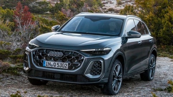 Фундаментален автомобил за марката от Инголщат с по-спортен и по-атрактивен дизайн. Има дължина 472 см и 520 литра обем на багажника. Audi Q5 издига амбициите си до нивото на голям спортен автомобил, но пъргавината му в трафика остава тази на кола от среден клас. 

В допълнение към бензиновите меки хибридни версии се предлага и дизелов мек хибриден вариант 2.0 TDi - също с 204 к.с. и задвижване на четирите колела. Звярът има 7-степенна автоматична скоростна кутия и деклариран разход на гориво от 6,7 л/100 км.