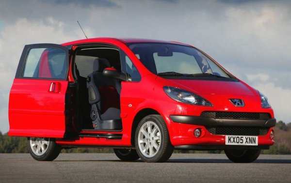 Не знаем къде в класацията на най-добрите бизнес идеи трябва да разположим тази: да се вземе една опростена, лека, достъпна и практична градска кола, и да се направи баснословно тежка, скъпа, усложнена и непрактична. Но сме почти сигурни, че няма да е в Топ 1000. 
Оригиналният замисъл на Peugeot не беше лош: замяната на нормалните врати с плъзгащи би трябвало да опрости живота на шофьорите в претъпканите градове. Но изпълнението не беше чак толкова добро: механизмът на въпросните врати даваше на Peugeot 1007 тежестта на средноголяма неутронна звезда. Изцяло не по силите на моторчетата със стартова мощност 68 конски сили. 