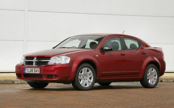 Преди петнайсетина години Chrysler за пореден път бе решил, че може да покори в Европа, този път през дъщерната марка Dodge. Колко успешен е бил опитът с Avenger, ще ви подскаже фактът, че през 2008 британските дилъри на марката предлагаха този автомобил с наистина уникална оферта: купуваш един и получаваш един безплатно. Съвсем буквално. 
За това си имаше множество добри причини. Като например тази, че вместо класическите за Dodge задно предаване и V8, тази кола имаше предно предаване и четирицилиндрови двигатели върху стара платформа на Mitsubishi. В България Avenger се предлагаше официално за съвсем кратко, но все още можете да го срещнете като изгодна оферта в Дупница или на Горубляне. Не се съгласявайте, ако не ви дадат втори безплатно. Или може би дори след това. 
