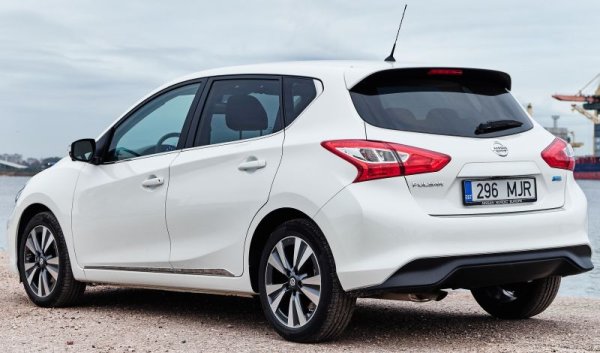 Решението на Nissan да опита да завладее Европа със създаден само за тукашния пазар хечбек през 2014 може да се обясни само с остра амнезия. Компактният хечбек действително бе доминиращият вид по европейските пътища - но само до 2006, когато лавината на кросоувърите бе стартирана от... Nissan Qashqai. 
Когато го тествахме, Pulsar ни се стори автомобил с прилично поведение, икономичен дизелов двигател и необикновено много пространство за пътниците на задния ред. Но тези качества не успяха да компенсират невероятната, смазваща скука, лъхаща от външния му вид. Както казват от Top Gear, на този фон дори състезанието за канавка на годината може да има развлекателни достойнства. 