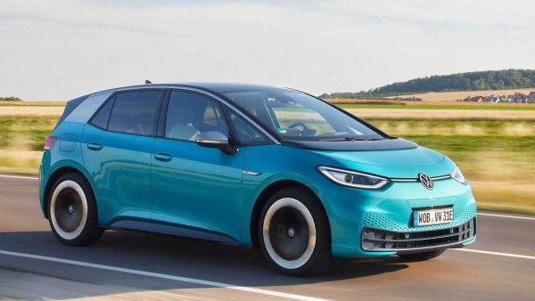 Електрическият хечбек вече тръгна по пазарите, включително и в България. Бързо набра скорост и оглави класацията за най-продаван електромобил в Европа с 10 475 реализации.

С дължината си от 4,26 метра ID.3 си е електрически Golf. Към момента се предлагат версии с капацитет на батерията 58 или 77 kW. Очаква се лансирането на нова, по-бюджетна версия, с 45-киловатчасова батерия, която да струва под 30 000 евро. Тя ще подобри и без това отличните продажби на модела.