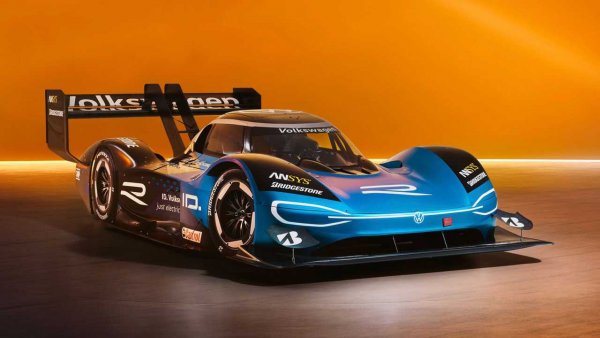 Спортният прототип ID.R, представен през март 2018 г., е витрина на електрическите постижения на Volkswagen, полигон за технологични решения и натурален рекордьор. И май ще е последният спортен модел, поне официален за марката, тъй като германците решиха да прекратят всякакви моторспорт активности за момента и близко бъдеще.

VW ID.R с 680 конски сили е абсолютен шампион на легендарното състезание Pikes Peak, както и най-бързият електрически автомобил на пистите Нодршлайфе и Билстер-Берг.