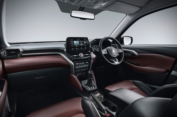 Пробегът на чисто електричество достига 25 км., а задвижване на тази версия е изключително предно. Производството ще се извършва в Индия, като освен на местния пазар, моделът ще се появи и в Африка. Продажбите ще започнат през есента. 