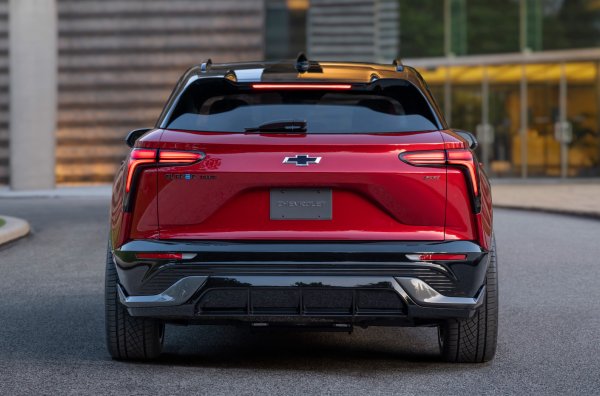 Той е изграден на платформата Ultium, която е заимствана от Cadillac Lyriq, Chevrolet Silverado EV и GMC Hummer EV. Нови модел се предлага с три вида задвижване, като базовият вариант е само с предно предава и минава зо 400 км с едно зареждане.