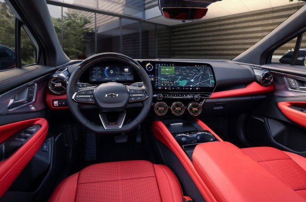 „Средният“ Blazer EV 2LT позволява избор между задвижване на предната ос и на всички колела, а пробегът е 472 или 515 км. Топ-вариантът Blazer EV SS с мощност 565 к.с. има по един двигател на всяка ос. Ускорението от 0 до 60 мили в час (97 км/ч) става за 3,9 секунди, а пробегът е 467 км.