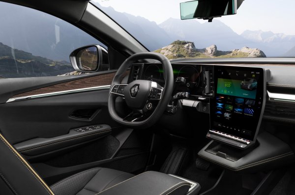 Салонът в топ-версиите е необичаен, като воланът е със специална форма, а цифровият инструментален панел и централният екран са комбинирани в един L-образен клъстер.