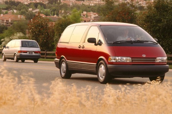 Previa на Toyota не беше първият седем  или осемместен автомобил за превоз на хора. Той дори не беше първият, пуснат на пазара. Но това, което успя да покаже, беше важно - този тип автомобил може да бъде добър за шофиране. Toyota го направи, като монтира двигателя под ъгъл от 75 градуса, за да лежи почти плоско между предните седалки. Това даде на Previa нисък център на тежестта, за да противодейства на високия стил.

На някои пазари се предлагаше 2,2-литрова версия с компресор на този Previa от първо поколение, която дава 160 к.с. на стандартния 2,4-литров бензинов мотор със 137 коня. Следващите поколения не бяха толкова смели технически, но предлагаха още по-голяма практичност.