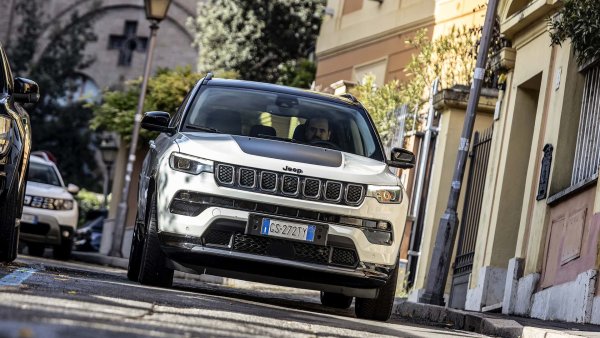 Всяко спиране е възможност за възстановяване на енергията и презареждане на батерията. „Предвиждането“ на трафика и използването на първата част от хода на спирачния педал е от съществено значение за максимална регенерация.

Следователно, трябва да можете да четете пътя и трафика, за да използвате правилно спирачката. Тя трябва да се гали, а не да се натиска рязко и докрай. Ако не спирате напълно, възстановяването на скоростта ще бъде по-малко уморително и затова е важно да избягвате непрекъснато рестартиране на мотора.