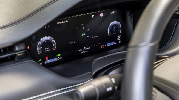 Как да разберете дали възстановявате енергията си и шофирате добродетелно? Просто, от съществено значение е да се наблюдават енергийните потоци на инструментите на приборния панел. Всички хибридни автомобили предлагат цифрови инструменти, които показват в реално време как енергията се движи между батерията, двигателя и колелата. 

Следвайки тези индикации, е възможно да се разбере работната логика и следователно да се подобри стилът на шофиране, за да се възползва максимално от потенциала на хибридната система.