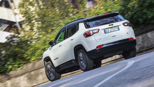 Спусканията са ценни съюзници при опитите за пестене на гориво. Чрез поддържане на леко докосване на спирачката и използване на инерцията е възможно да се регенерира енергията, без да се консумира гориво. При правилните условия можете дори да изключите бензиновия двигател напълно по инерция.