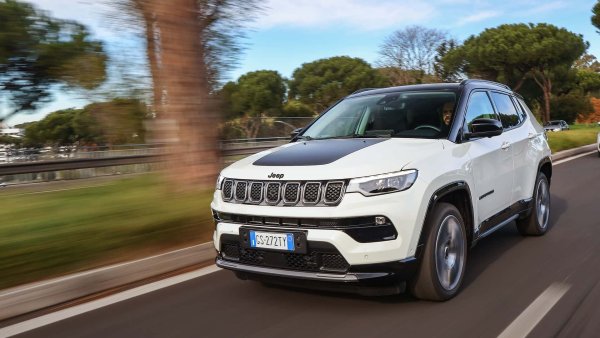 Една от важните техники за пестене на гориво е поддържане на постоянна скорост, без да се използва гориво, като се разчита на електрическия модул. Този подход се възползва от инерцията на автомобила и много хибридни системи осигуряват плавно рестартиране на бензиновия двигател само когато е необходимо, увеличавайки максимално ефективността.