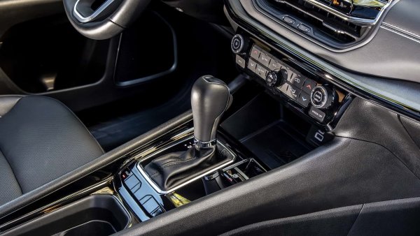 В допълнение към изброените техники има и други полезни трикове. Използването на „еко“ режим, ако превозното средство има такъв, подобрява ефективността на хибридната система, като ограничава нейната реакция при подаване на газ