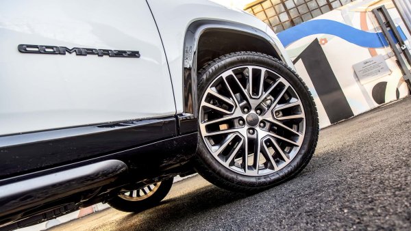 Едно от нещата, което често се пренебрегва от шофьорите, при това не само при хибридните автомобили, но при почти всички превозни средства, е състоянието на гумите. Правилното налягане и самото състояние на условия на протектора са важно условие за постигане на разлика в разхода на гориво.