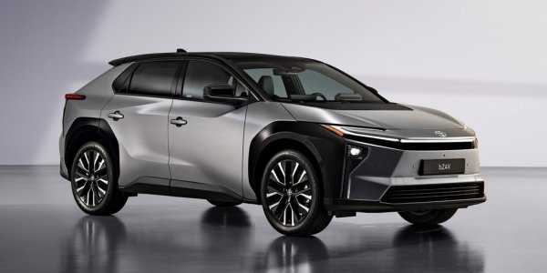 През миналата година неособено успешният първи електрически модел на Toyota можеше да се похвали с едва 4 регистрирани бройки в България. Сега удесеторява постижението - с цената на драстично понижение на цената. 
