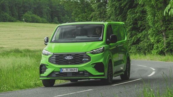 Ford все повече набляга на лекотоварната гама на българския пазар, за да компенсира отпадането от гамата на някогашни бестселъри като Fiesta, Focus и Mondeo. Над половината от всички продадени EV Ford у нас тази година са именно от семейството Transit. 

