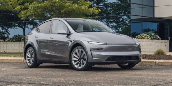 Дълги години лидер в България, сега марката Tesla отчита спад и вече е изпреварена не само от Hyundai и Renault, но и от Kia и Ford. Интересът към Model Y остава стабилен и дори отчита малък ръст (+6%), но това не стига да се задържи първото място при най-търсените електрически модели. 
