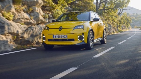 Смесица от ретро и футуристични елементи, новото Renault 5 събуди симпатии още с дебюта си, а тази година уверено излиза начело при най-търсените електрически модели у нас (с ръст на годишна база от 471%). Съществен принос за този резултат има една голяма корпоративна сделка с компания за куриерски услуги. 
