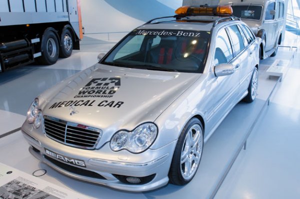 В продължение на 20 години Mercedes доставя и медицинските автомобили във Формула 1. Сред най-запомнящите се от тях е Mercedes C32 AMG - именно в неговата отворена врата от страната на шофьора се удари Ник Хайдфелд по време на Голямата награда на Бразилия на пистата "Интерлагос" през 2002 г.
