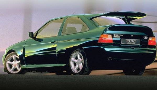 Автомобилите за безопасност се появяват във Формула 1 още в началото на 70-те години, но официално статутът им е утвърден едва през 1993 г. През тази година Лука Бадоер излита от пистата "Силвърстуон" и на трасето излиза Ford Escort RS Cosworth, който е предназначен за участие в световния рали-шампионат. Ален Прост печели състезанието и се приближава още по-близо до 4-ата си световна титла.
