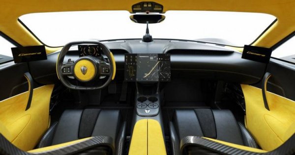 Четири облечени в кожа наклонени седалки дават представа за способността на Gemera, който е най-бързият четириместен автомобил в света със своите 386 км/ч. Този модел предлага луксозните функции, които се виждат само в лимузини - поставки за чаши, лампи за четена, Wi-Fi, сензорни екрани и други