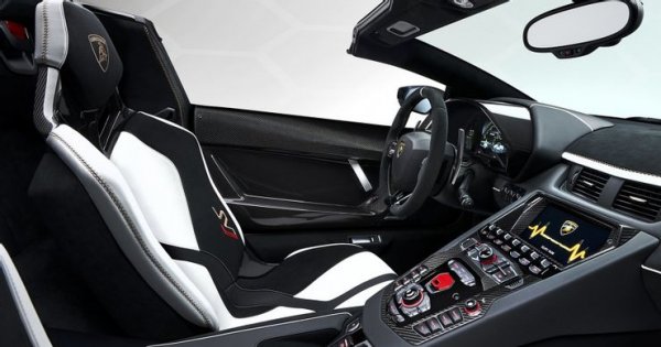Отварянето на вратата на всяко Lamborghini е специален момент за шофьора му. Той сякаш попада в един друг свят, докато влиза в пилотската кабина и се настанява на удобната седалка, която предлага отличен изглед. Lamborghini е един от най-добрите в производството на въглеродни влакна, което се вижда и в кабината на Aventador. 