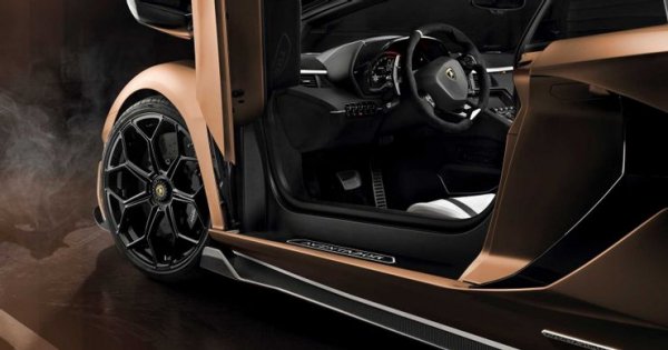 Освен карбон в интериора се залага още на алкантара и хром. Над централната конзола е поставен голям червен бутон за стартиране на двигателя в стил на изтребител. Още няколко производителя се опитаха да копират тази функция, но те не могат да предадат същото усещане.