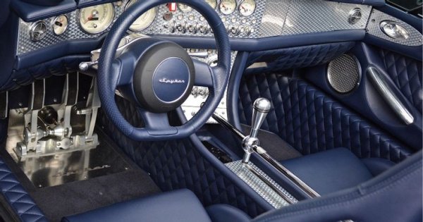 Малкият производител Spyker залага на красиво изработен интериор на своите модели, в които се смесват алумиий, скъпа кожа и традиционни циферблати вместо все по-често срещаните сензорни дисплеи. Някои хора определено изпитват носталгия по миналото и този подход вероятно им харесва.